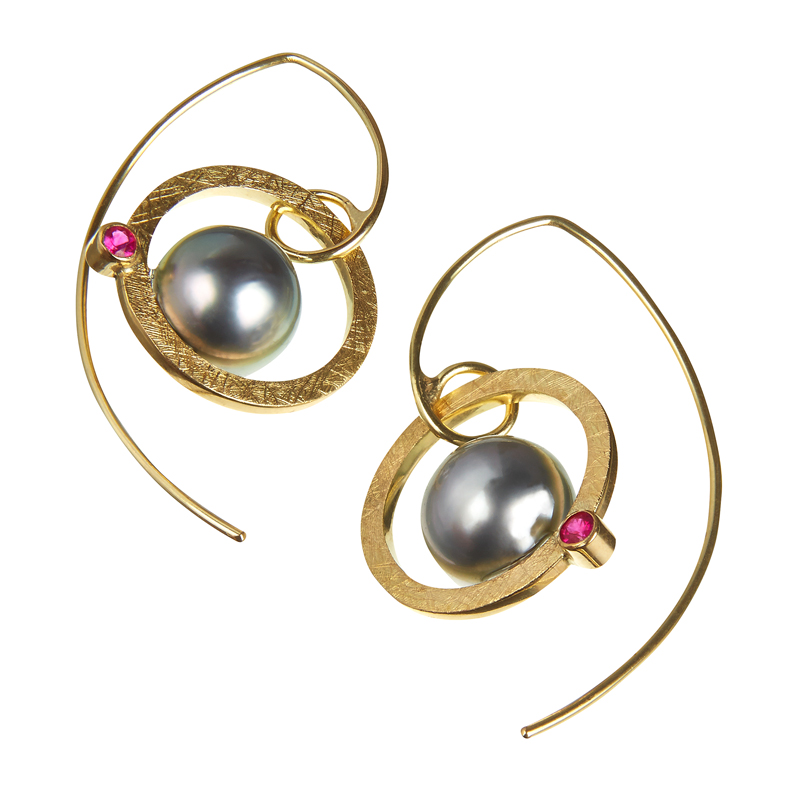 Gold earrings with pearl and ruby