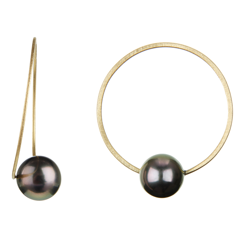 Gold earrings with pearl