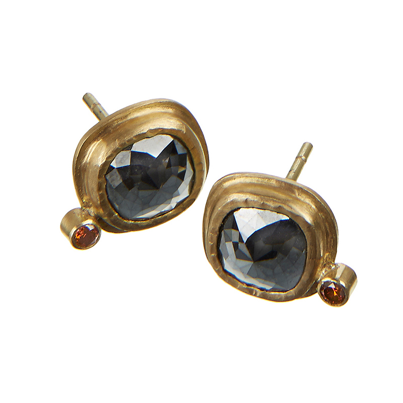 Gold earstuds with diamonds