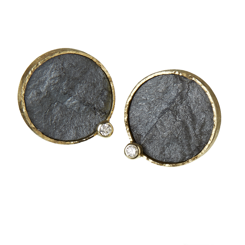 Gold earstuds with hematite and diamonds