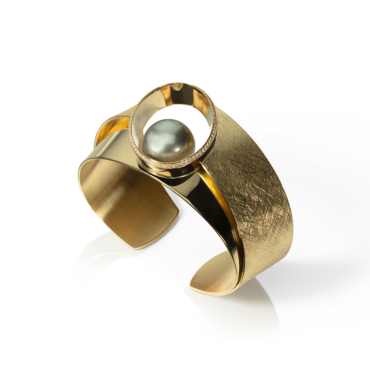 18ct gold double cuff with diamonds and tahitian pearl