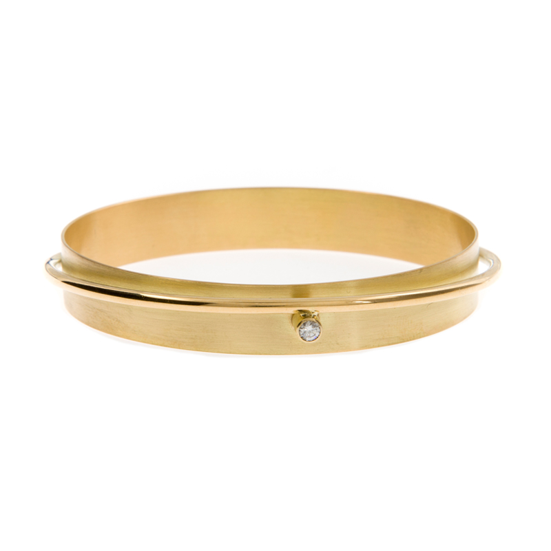 Gold bangle with diamond