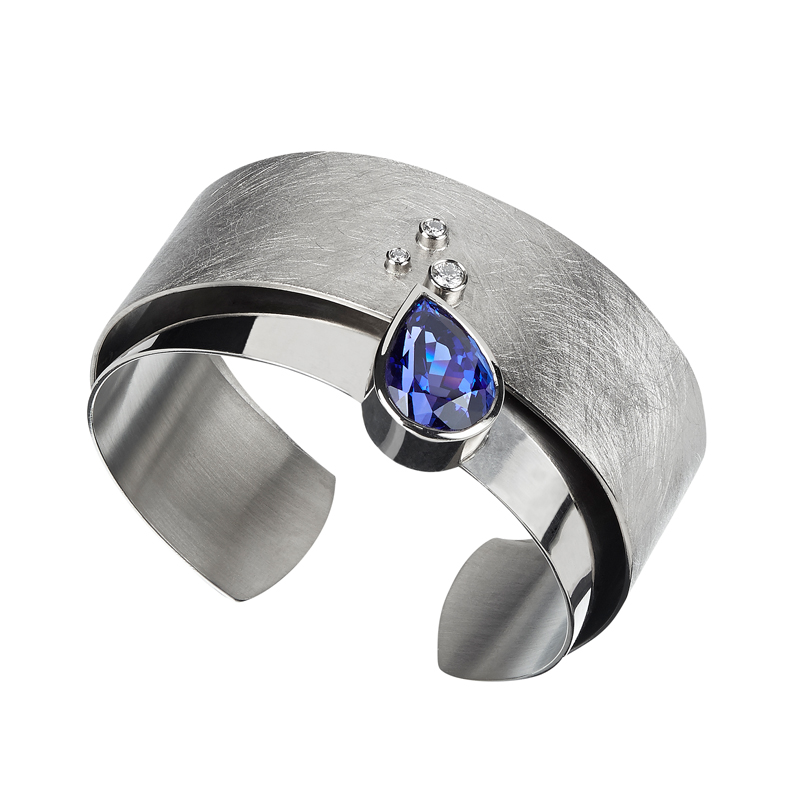 Gold cuff with tanzanite and diamond