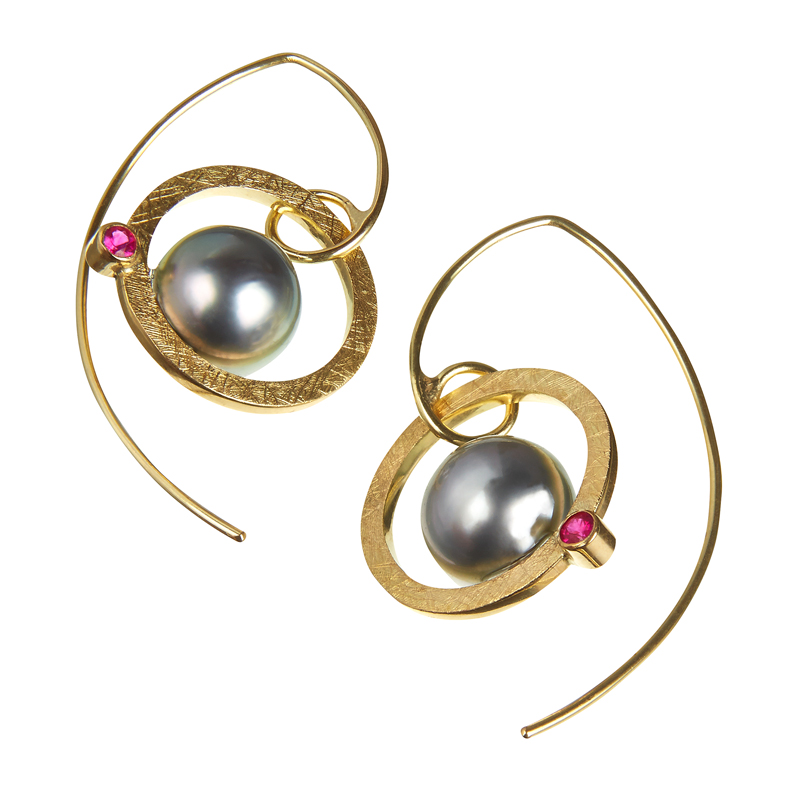Gold earrings with pearl and ruby