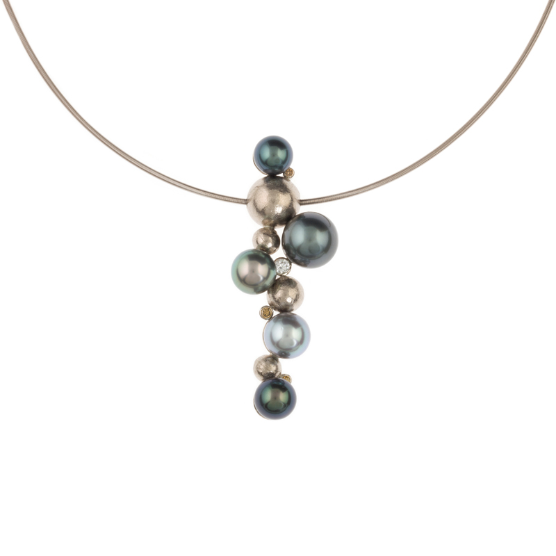 Gold necklace with pearls and diamonds
