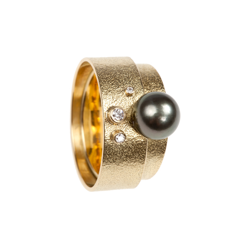 Gold ring with pearl and diamond