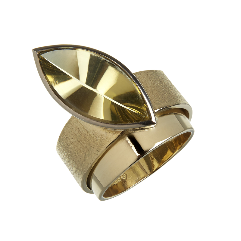 Gold ring with lemon quartz